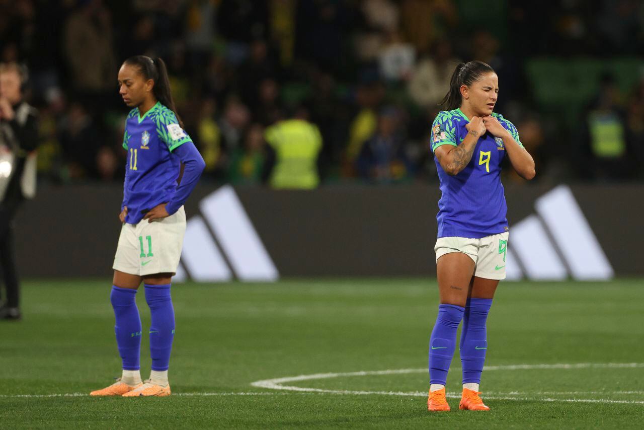 Las brasileñas Debinha (derecha) y Adriana reaccionan tras el empate 0-0 contra Jamaica que decretó su eliminación en el Mundial femenino, el miércoles 2 de agosto de 2023, en Melbourne, Australia. (AP Foto/Hamish Blair)