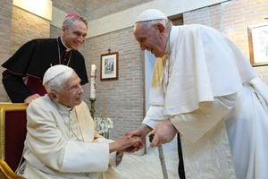 En esta foto de archivo tomada y entregada el 27 de agosto de 2022 por The Vatican Media, el papa Francisco (derecha) saluda al papa emérito Benedicto XVI (izquierda).