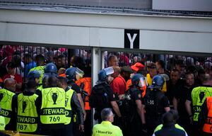 Agentes policiales resguardan la entrada al Stade de France, antes de la final de la Liga de Campeones, entre Liverpool y Real Madrid, el sábado 28 de mayo de 2022, en Saint Denis, Francia.