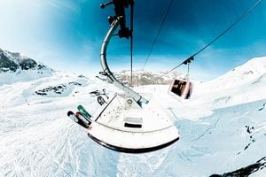 Las autoridades francesas reportaron la muerte de un esquiador cuando cayó al vacío, en momentos en que se transportaba en una telecabina.