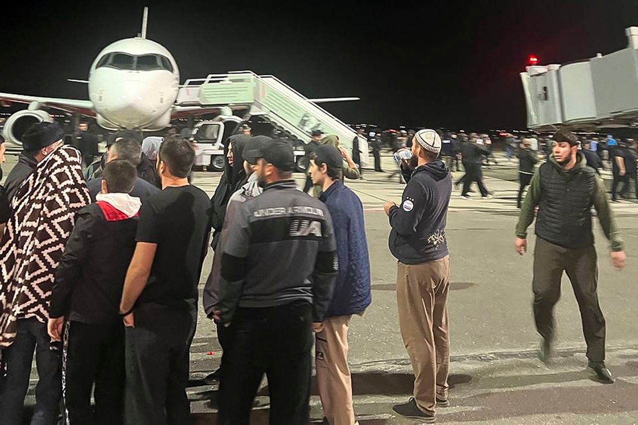 Las agencias de noticias rusas y las redes sociales dicen que cientos de personas irrumpieron en el aeropuerto principal de la región de Daguestán y en el campo de aterrizaje para protestar por la llegada de un avión procedente de Tel Aviv, Israel. (Foto AP)