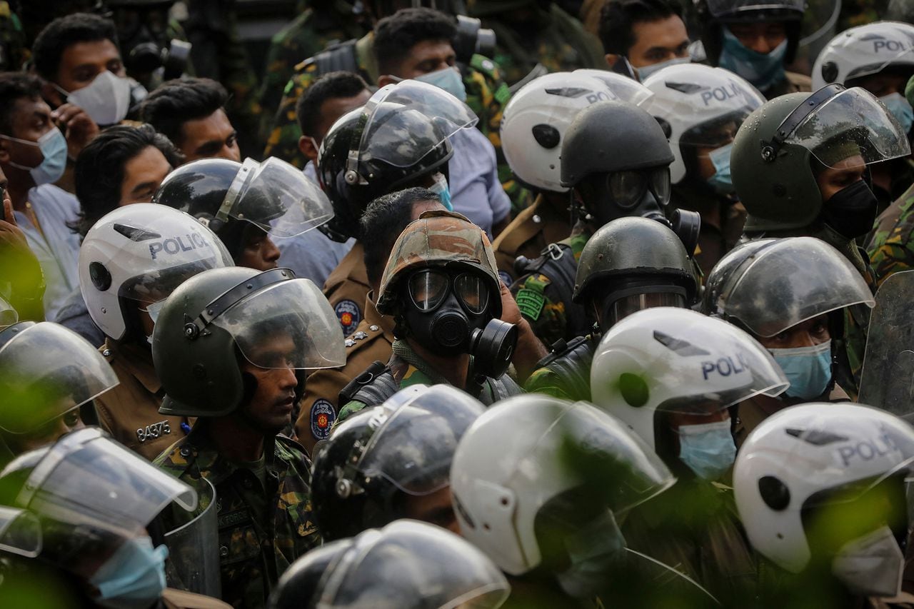 En imágenes : La policía choca con los manifestantes por la escasez de combustible en Sri Lanka