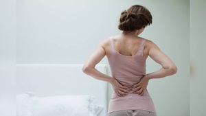Una mala postura al dormir, una lesión y el uso constante de la zona lumbar, pueden generar el fuerte dolor de espalda. Foto: GettyImages.