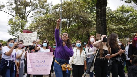 Paro Nacional planton en contra de la violencia sexual policial en el CAI del Park Way