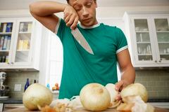 Expertos en cocina comparten sus mejores consejos para cortar cebolla sin sufrir las consecuencias de las lágrimas.