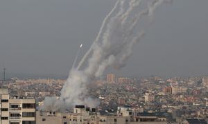 CIUDAD DE GAZA, GAZA - MAYO 10, 2021: Grupos palestinos lanzan cohetes desde la Franja de Gaza hacia diferentes lugares en Israel luego de que se venció un plazo para que las fuerzas israelíes se retiraran de mezquita Al Aqsa, en la ocupada Jerusalén Este.

  ( Mustafa Hassona - AA )