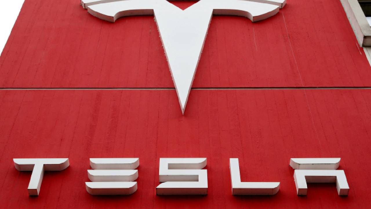 El logotipo del fabricante de automóviles Tesla.