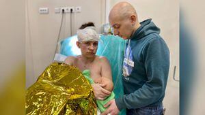 La mujer llegó herida el hospital junto a su esposo, luego del bombardeo en Kiev. Foto: Facebook Hospital Nacional Infantil Especializado Ohmatdit.
