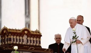 Papa Francisco ante las reliquias de Santa Teresa del Niño Jesús.