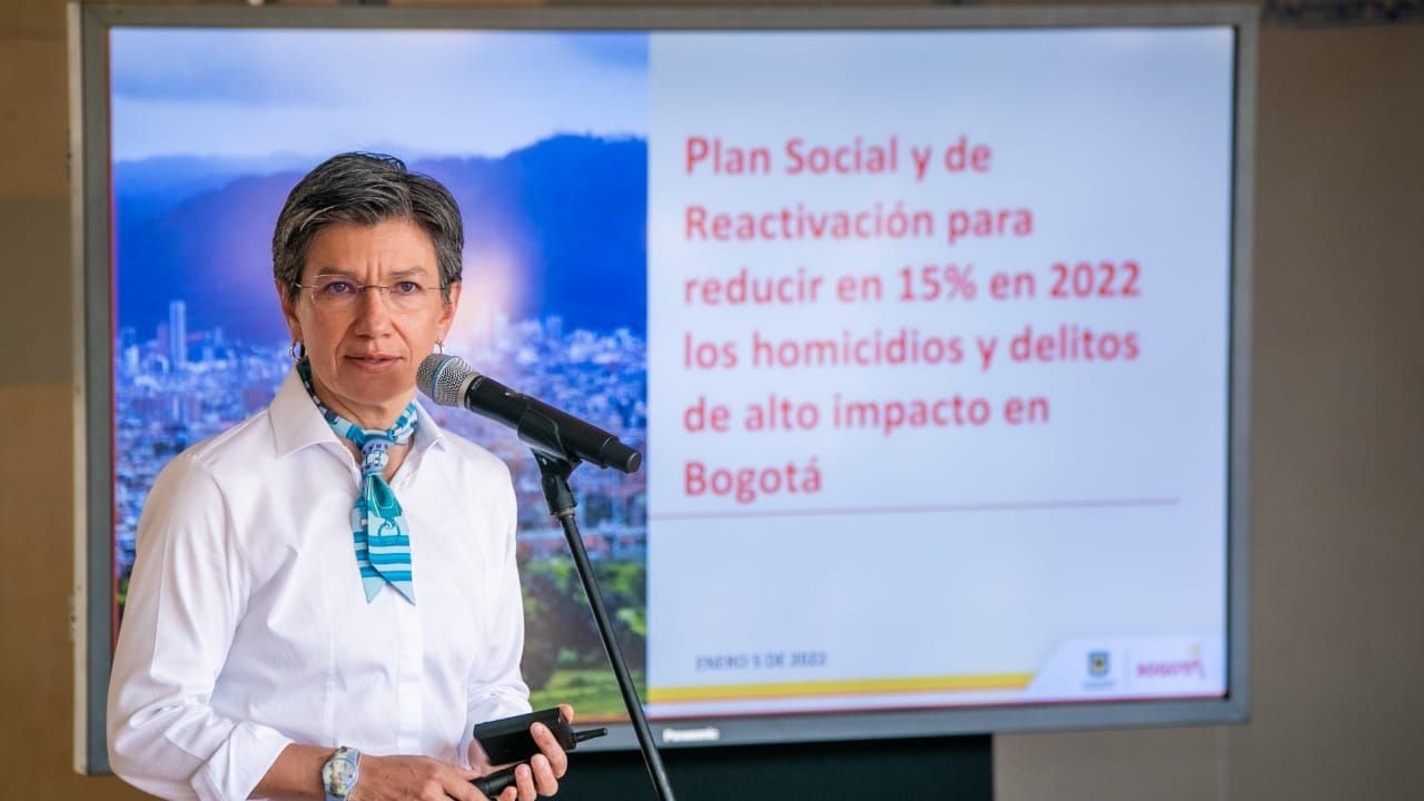 Alcaldesa Claudia López entregando los detalles del plan con el que se buscará mejorar la seguridad en Bogotá.
