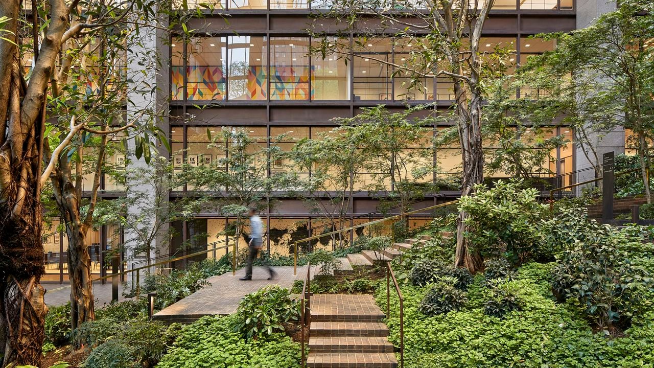 El edificio de Ford Foundation en Nueva York tiene un bosque natural en su interior.