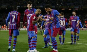Pierre-Emerick Aubameyang (a la derecha) celebra con sus compañeros del Barcelona tras anotar un gol ante el Osasuna en la Liga española, el domingo 13 de marzo de 2022. (AP/Joan Monfort)