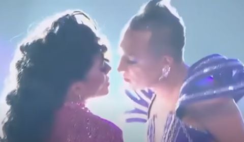 Marbelle y José Miel protagonizaron un sutil beso al cierre de su show en 'La Descarga'.