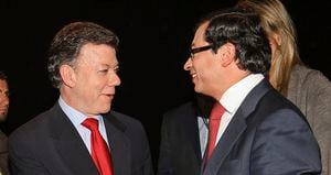   Juan Manuel Santos está jugando políticamente en la campaña de Gustavo Petro. Envió al grueso de sus alfiles a respaldarlo en la campaña.