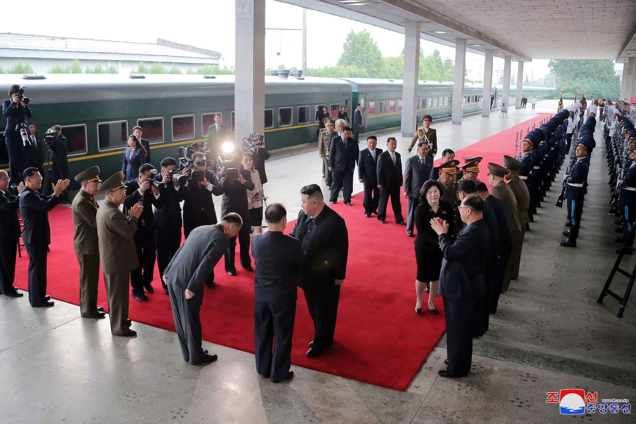 Esta fotografía tomada el 10 de septiembre de 2023 y publicada por la Agencia Central de Noticias Coreana (KCNA) oficial de Corea del Norte el 12 de septiembre de 2023 muestra al líder de Corea del Norte, Kim Jong Un, recibiendo una despedida mientras sale en tren desde Pyongyang para una visita a Rusia.