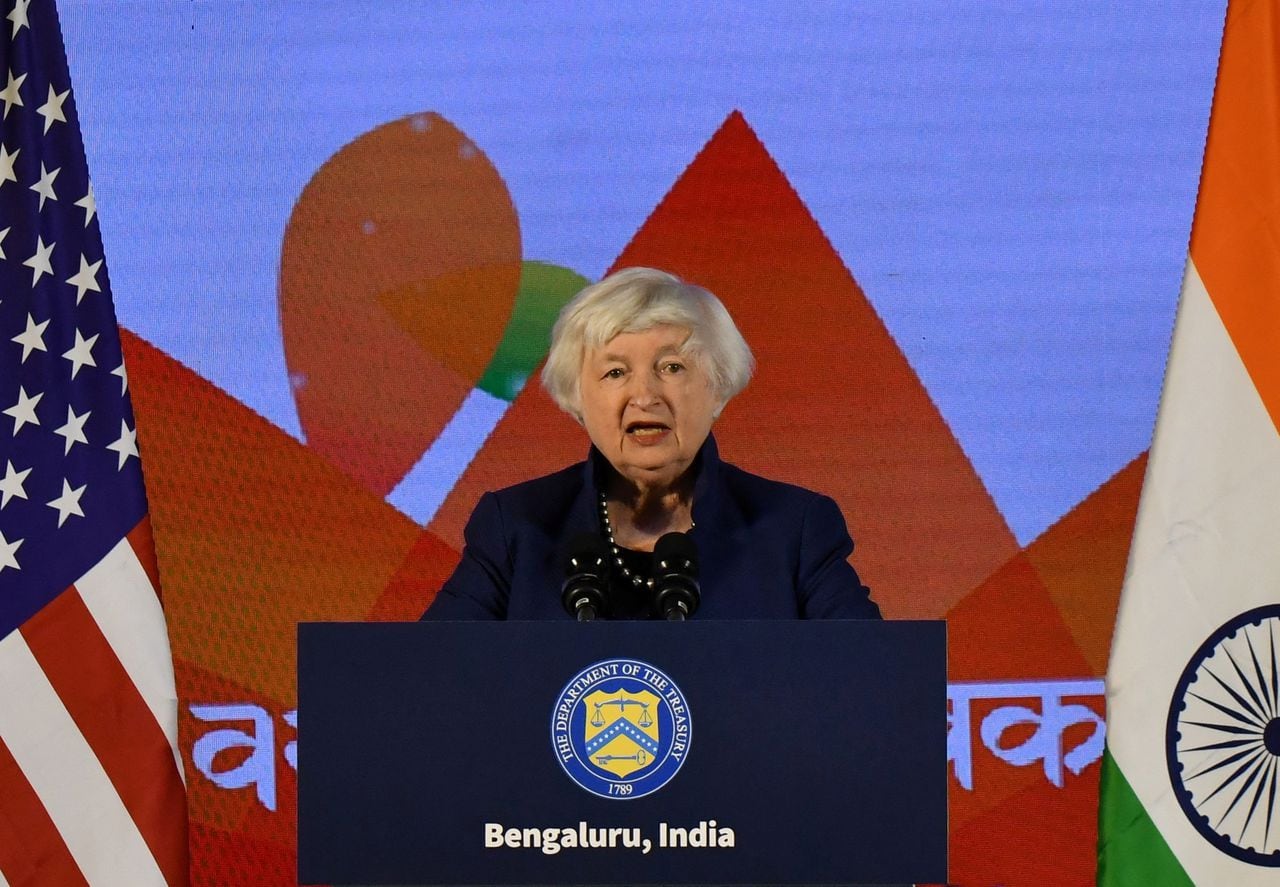 La secretaria del Tesoro de EE. UU., Janet Yellen, habla durante una conferencia de prensa mientras los líderes financieros del G20 se reúnen en las afueras de Bengaluru, India, el 23 de febrero de 2023.