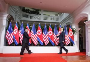 Trump entró por la derecha y Kim por la izquierda a un patio del hotel Capella en la isla de Sentosa, y se estrecharon la mano sobre una alfombra roja y frente a una decena de banderas de Estados Unidos y Corea del Norte.