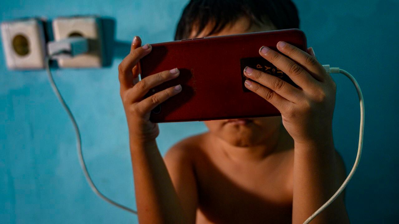 Los niños menores de 13 años no podrán tener acceso a los teléfonos móviles