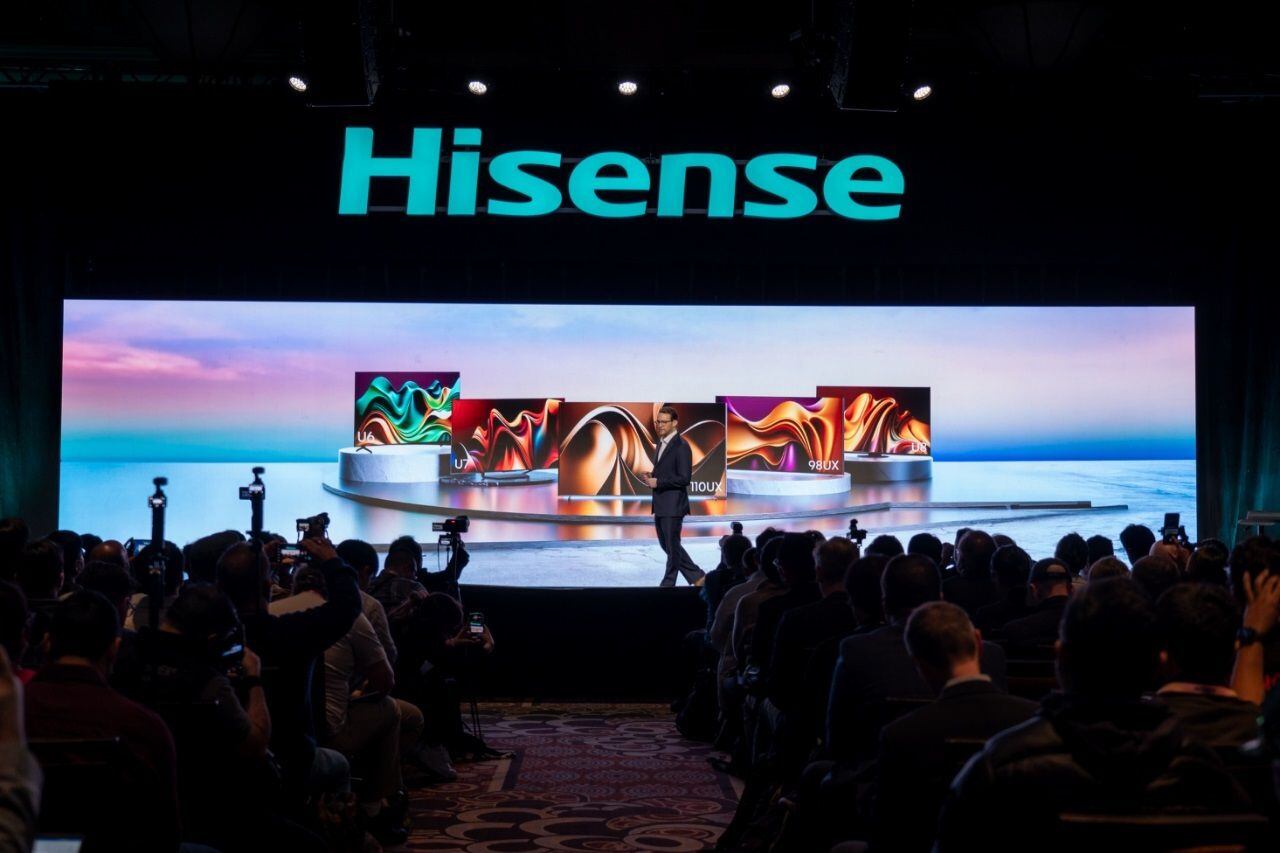 El televisor láser enrollable de Hisense incorpora pantalla sónica 8K y más de 100.000 unidades de sonido.