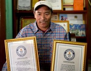 Con más de dos décadas como guía, escaló por primera vez hasta la cumbre del Everest en 1994 cuando trabajaba para una expedición comercial.
