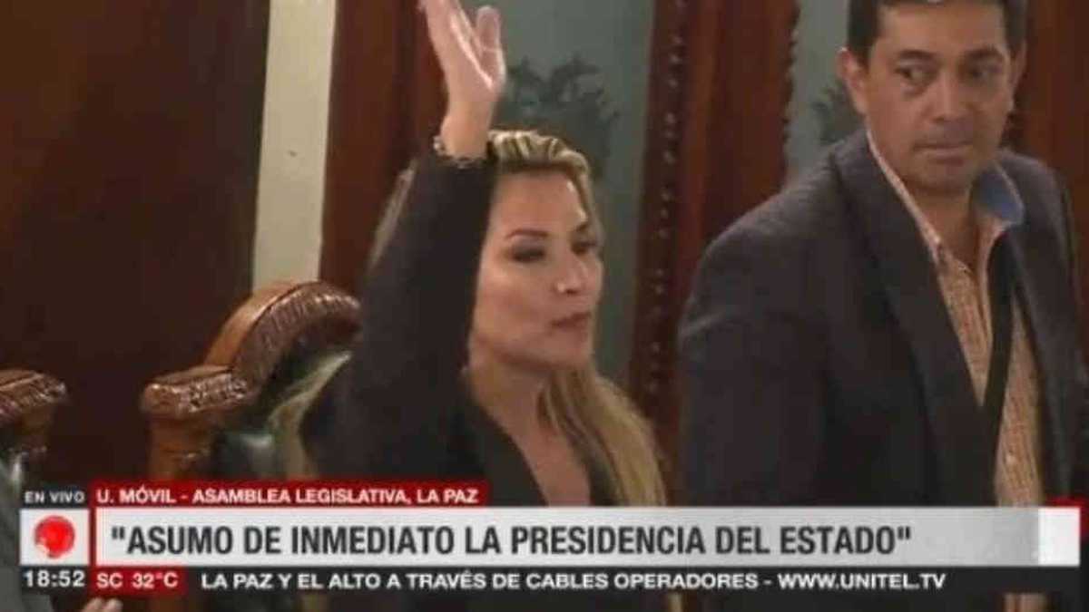 Con biblia en mano, Jeanine Áñez aceptó el cargo de presidenta interina de Bolivia. 