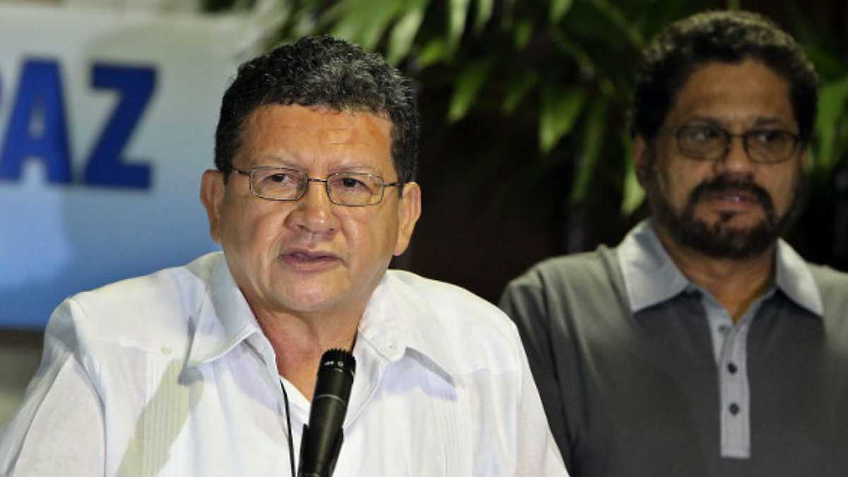 Los miembros de la delegación de las FARC en los diálogos de paz con el Gobierno. Jorge Torres Victoria, alias 'Pablo Catatumbo' (i), y Luciano Marín Arango, alias 'Iván Márquez' (d), a su llegada al Palacio de Convenciones de La Habana, Cuba.