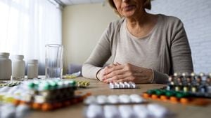 Foto de referencia de una persona hipocondríaca con muchos medicamentos a su lado