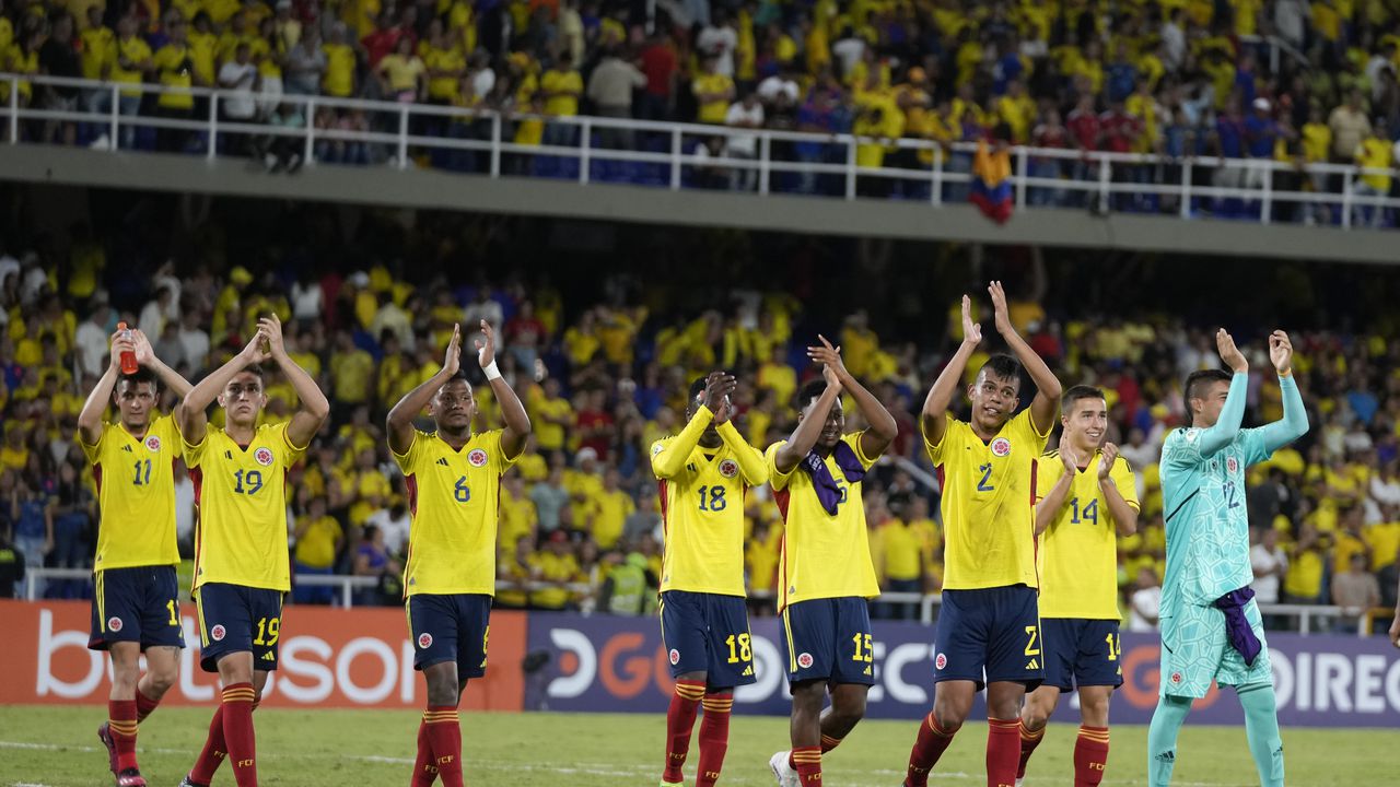 Players of Colombia celebrate defeating Argentina in a South America U-20 Championship soccer match in Cali, Colombia, Friday, Jan. 27, 2023. (AP Photo/Fernando Vergara)