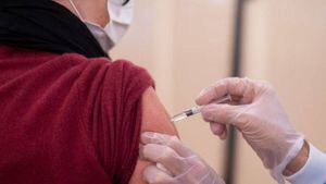 Después de solo 10 meses, la gente ya está siendo vacunada contra la covid-19.