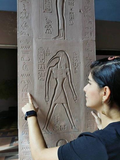 Elizabeth Noreña, magíster en egiptología, fue docente del Colegio de la UPB y de la Facultad de Educación por 14 años. Crédito: MAUI GARCÍA. Cortesía de la BBC