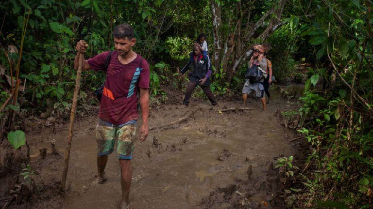 Migrantes de Venezuela y países africanos atraviesan la densa jungla a través del Tapón del Darién , donde personas han muerto en el camino y han sido atacadas por atacantes, según grupos de ayuda.