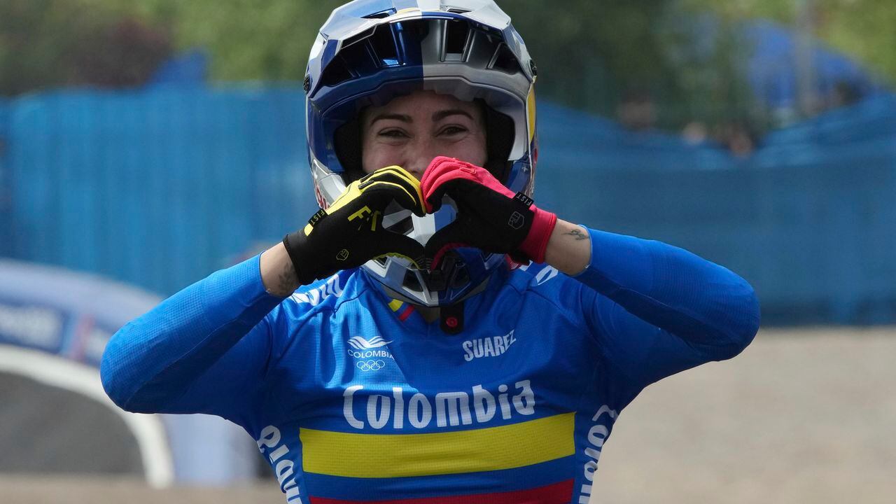 La colombiana Mariana Pajón celebra tras ganar el BMX femenino de los Juegos Panamericanos en Santiago, Chile, el domingo 22 de octubre de 2023. (AP Foto/Dolores Ochoa)