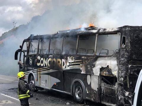 Un autobús, perteneciente a la flota de servicio público de la empresa Concorde, terminó entre llamas, en las cercanías del peaje Albarracín,
