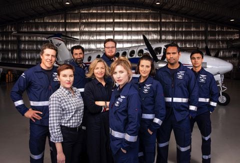 Royal Flying Doctor Service presenta los dramas médicos a los que se enfrentan algunos médicos de Australia.