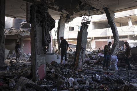 Los palestinos comprueban la destrucción después de un ataque israelí en Rafah, Franja de Gaza, el sábado 24 de febrero de 2024.