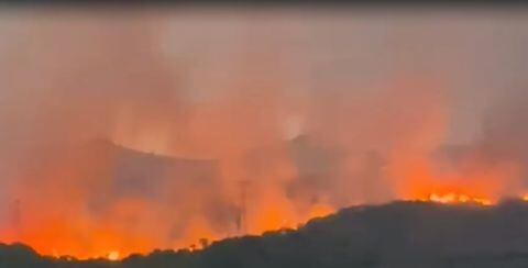 Bomberos de Cali y Yumbo tratan de apagar incendio forestal en el sector de El Pedregal; hay 170 hectáreas afectadas.