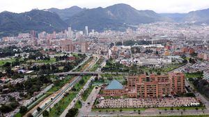 En primer plano, la moderna sede de la Gobernación de Cundinamarca, situada
en la avenida 26 n.o 51-53 en Bogotá.