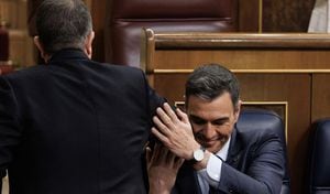 El presidente de España, Pedro Sánchez, es felicitado por el político Patxi López, luego que la moción de censura en su contra se cayera en el Congreso