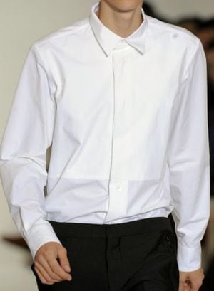 ©Showbit/ Camisa blanca ¿Por qué? Normalmente al final siempre tendemos a ir sobre seguro y nos decantamos por una prenda que utilizar a diario. ¿Qué tal apostar por una de cuello francés? Es un cuello para vestir corbata, aunque también se luce sin ella y con el primer botón desabrochado.  Puede ser un buen momento para ir Marni y comprar esta propuesta que, además, tienden a acertar en el fit.