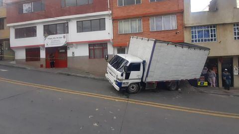 Grave accidente en ciudad Bolívar, Bogotá, donde un camión arrolló a varios niños de un colegio.
