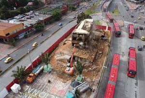 Demolición del monumento a los Héroes en Bogotá, espacio en el que iniciarán obras de la primera linea del Metro.