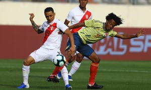 LIMA, PERU - JUNE 09: Juan Cuadrado and Yoshimar Yotun compete for the ball during a friendly match between Peru and Colombia at Estadio Monumental on June 9, 2019 in Lima, Peru. (Photo by Daniel Apuy/Getty Images)