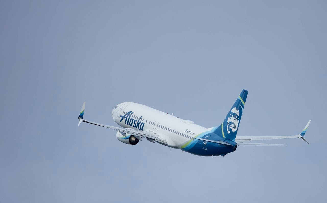 El vuelo 794 de Alaska Airlines, un avión Boeing 737-800, despega del aeropuerto internacional de Portland en Portland, Oregon, el sábado 6 de enero de 2024. (AP Foto/Craig Mitchelldyer)