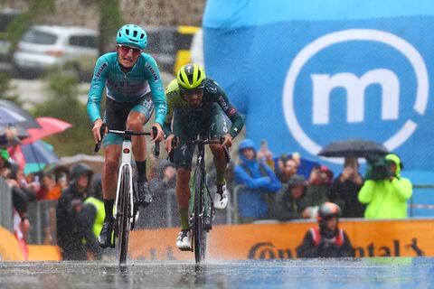 El ciclista colombiano del Bora-Hansgrohe, Daniel Felipe Martínez, pasa la línea de meta de la etapa 16 del Giro de Italia 2024, detrás del italiano Giulio Pellizzari. (Luca Bettini / AFP)