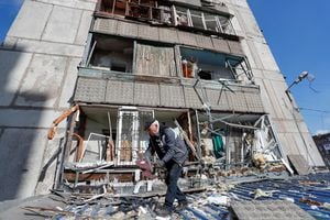Hombre retira los escombros fuera de un edificio residencial dañado por los bombardeos durante el conflicto entre Ucrania y Rusia en la ciudad controlada por los separatistas de Makeyevka (Makiivka) en las afueras de Donetsk, Ucrania, el 16 de marzo de 2022. Foto REUTERS/Alexander Ermochenko