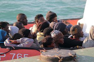 Los migrantes de Libia llegan en un bote al puerto de Porto Empedocle en Sicilia, Italia. (AP)