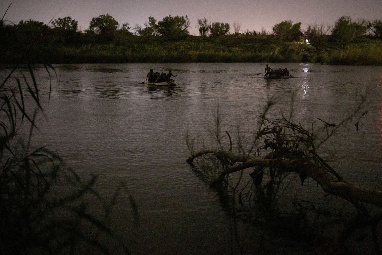 Migrantes cruzan Río Grande hacia EE.UU.