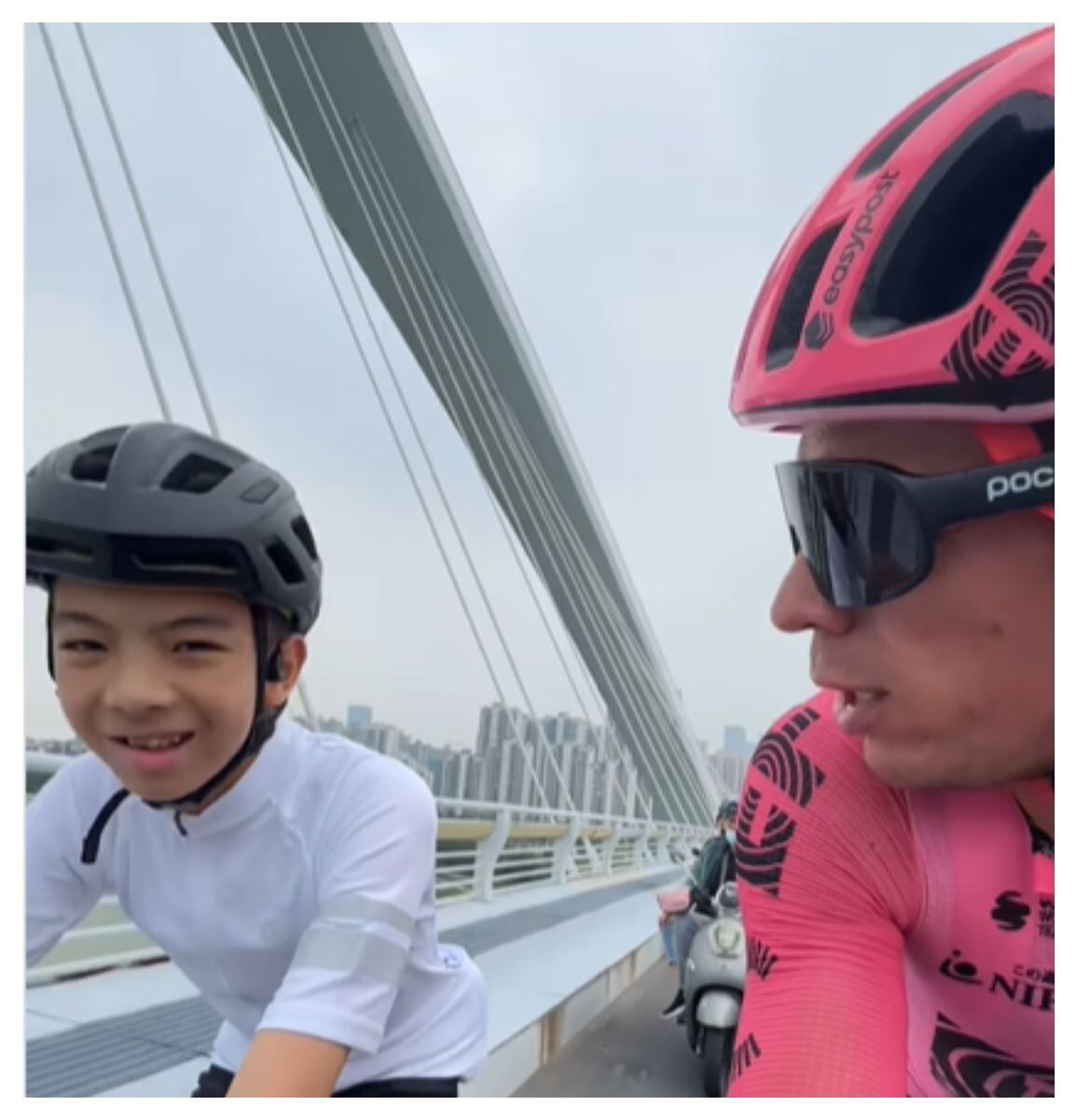 Rigoberto Urán y un lindo gesto con un niño de China