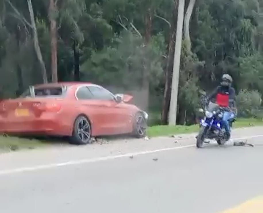 El conductor del BMW invadió el carril de los motociclistas.