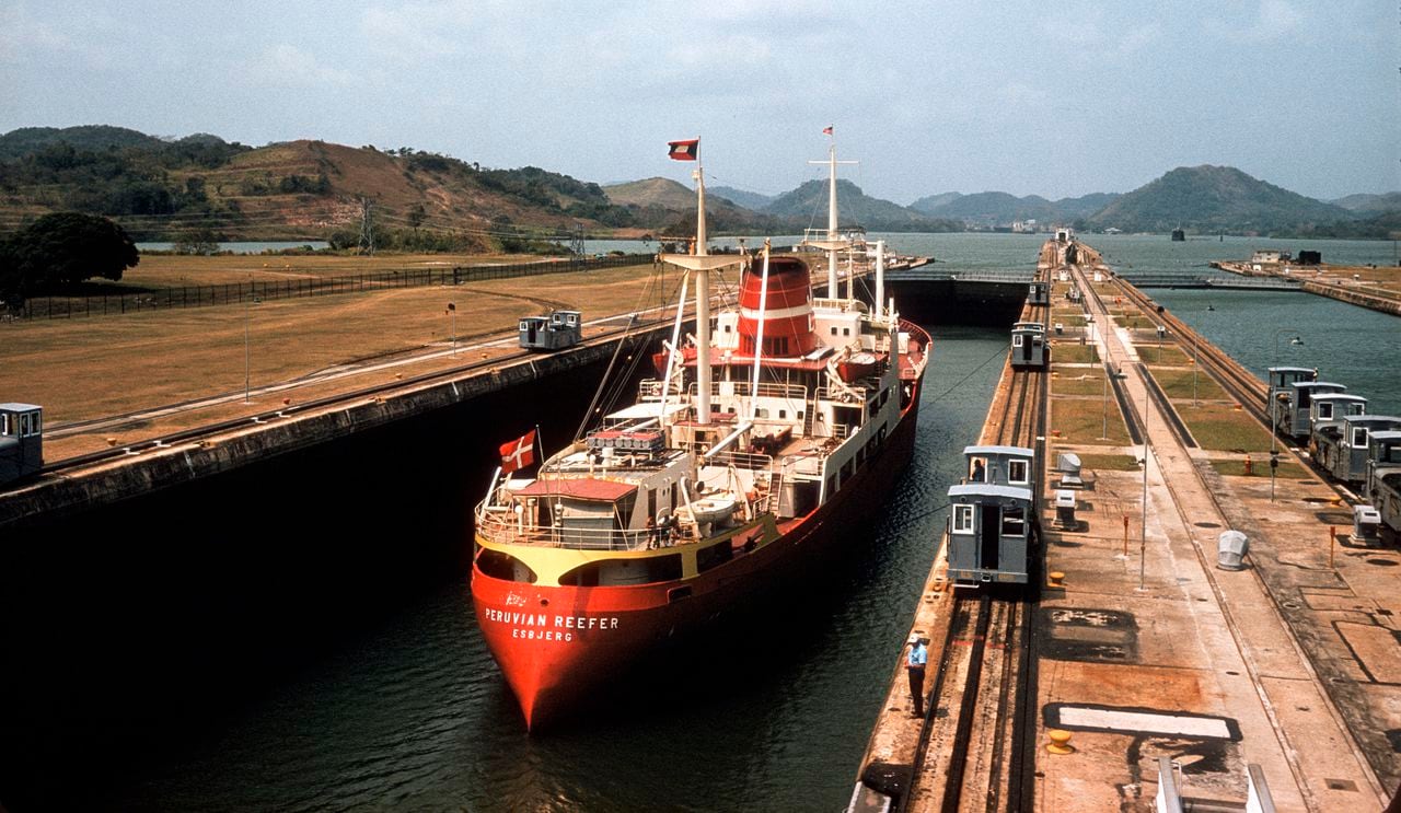 Barco en el canal de Panamá